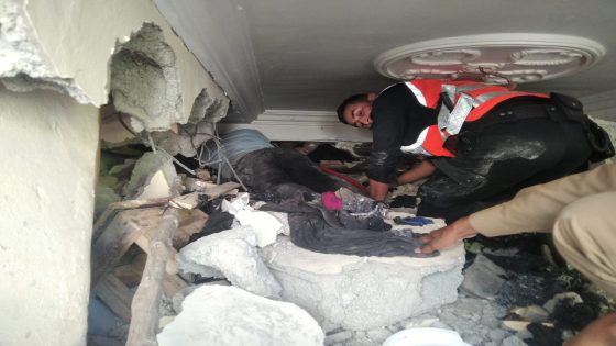 بالصور : عناصر الأمن الوطني يُشاركون في عمليات البحث و الإنقاذ و تقديم المساعدة لمُتضرّري الزلزال.
