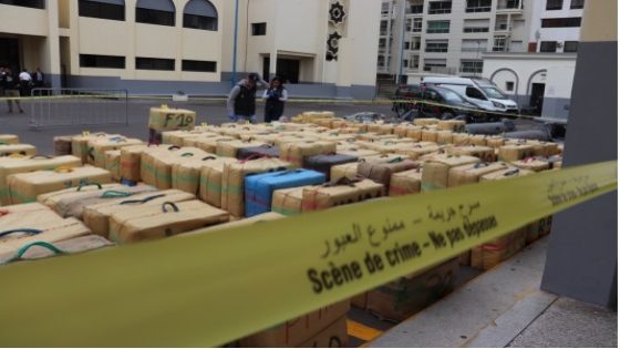 بلاغ: المديرية العامة للأمن الوطني.. بتنسيق وثيق مع الديستي، إحباط عملية كبرى للتهريب الدولي للمخدرات بمنطقة سيدي رحال الشاطئية و حجز أزيد من 18 طنا من مخدر الشيرا